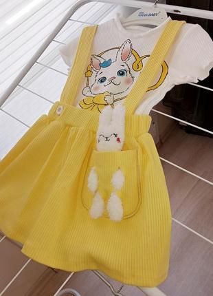 Яскравий модний костюмчик для дівчинки з іграшковим зайчиком спідничка і футболка2 фото