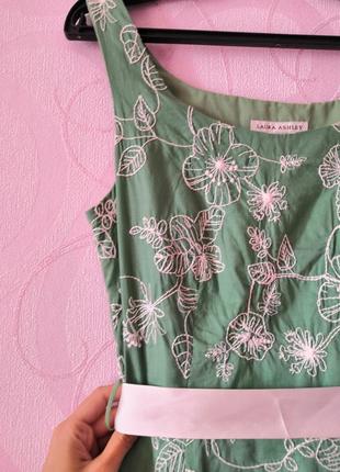Зеленое платье с цветочной вышивкой2 фото