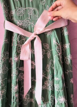 Зеленое платье с цветочной вышивкой8 фото