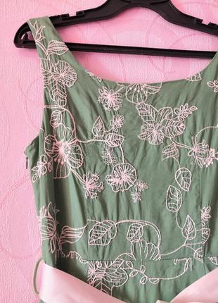 Зеленое платье с цветочной вышивкой6 фото