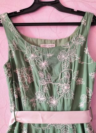 Зеленое платье с цветочной вышивкой3 фото