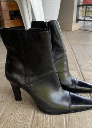 Жіночі стильні чоботи черевики ботильйони козаки шкіра італія