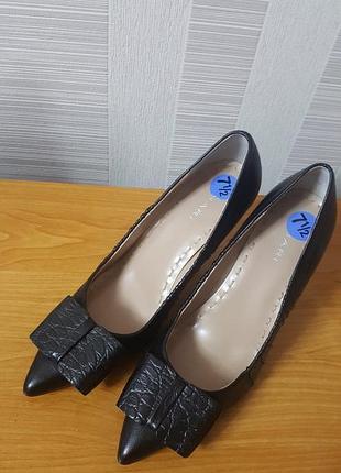 Туфлі бренду tahari