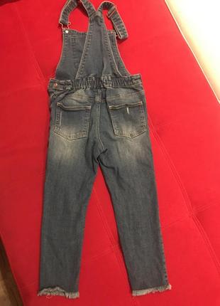 Комбинезон брючный джинсовый с бахромой для девочки 4 5 лет8 фото
