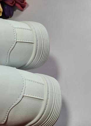 Білі кросівки на широку ніжку4 фото