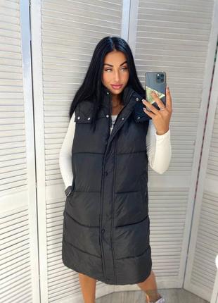 Жилет удлиненный на молнии и кнопках капюшон сьемный боковые врезные карманы наполнитель синтепон производство китай