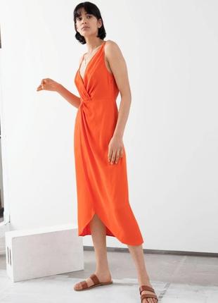 Яркое оранжевое платье на запах & other stories2 фото