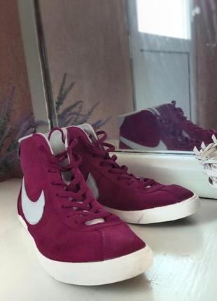 Малиновые кеды nike these blazer