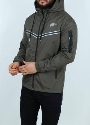 Осеняя зелёная хаки куртка ветровка nike tech fleece с капюшоном зелена чоловіча вітровка nike tech fleece