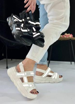 Босоніжки сандалі на платформі чорні і білі зі світловідбиваючою стрічкою7 фото