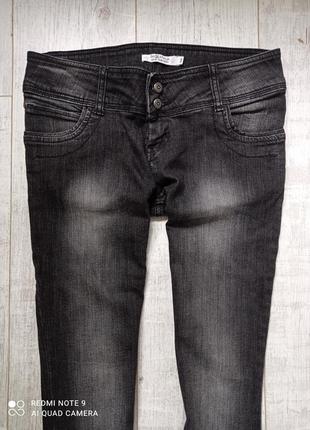 Классные женские черные джинсы прямые в очень хорошем состоянии