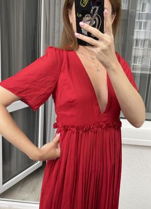 Красное миди платье плиссе с открытой спинкой3 фото