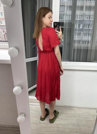 Красное миди платье плиссе с открытой спинкой4 фото