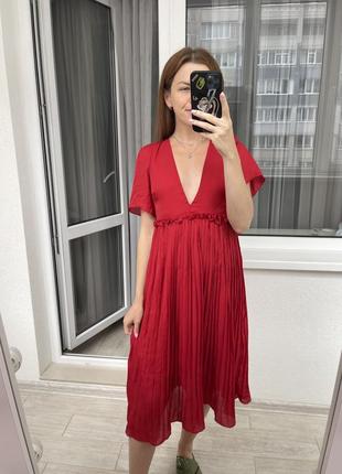 Красное миди платье плиссе с открытой спинкой5 фото