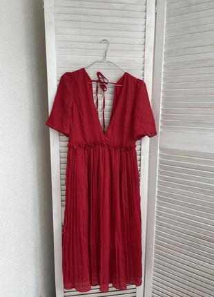 Красное миди платье плиссе с открытой спинкой8 фото