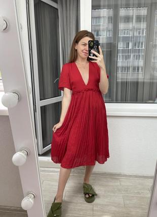 Красное миди платье плиссе с открытой спинкой7 фото