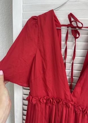 Красное миди платье плиссе с открытой спинкой6 фото