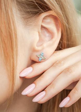 Серебряные серьги пусеты цветы с фианитами в голубо-желтых цветах