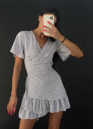Легкое женское белое платье в мелкий черный горошек лето тренд 2023 года1 фото