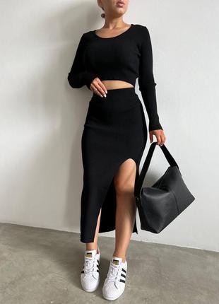 Стильний осінній жіночий чорний комплект кофта + спідниця з вирізом на нозі тренд 2023 елегантний