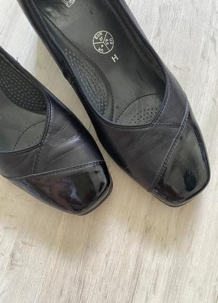 Туфли кожаные черные женские с квадратным носком на каблуке2 фото
