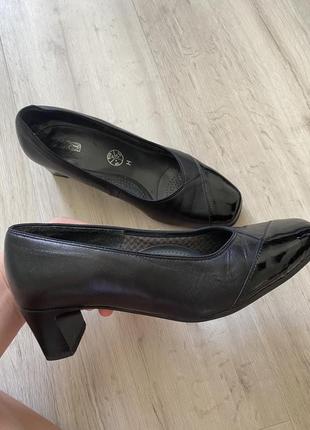 Туфли кожаные черные женские с квадратным носком на каблуке5 фото