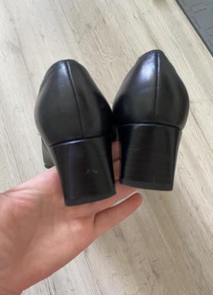 Туфли кожаные черные женские с квадратным носком на каблуке6 фото
