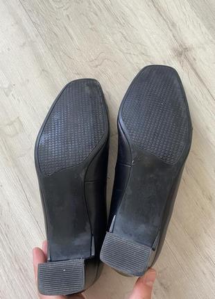 Туфли кожаные черные женские с квадратным носком на каблуке7 фото