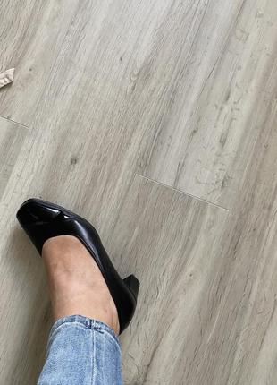 Туфли кожаные черные женские с квадратным носком на каблуке8 фото