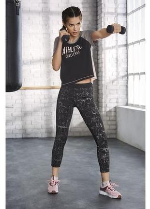 Функціональна жіноча футболка