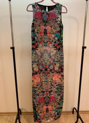 Платье в пол с вырезом на спине