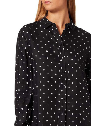 Длинная черная рубашка в горох-