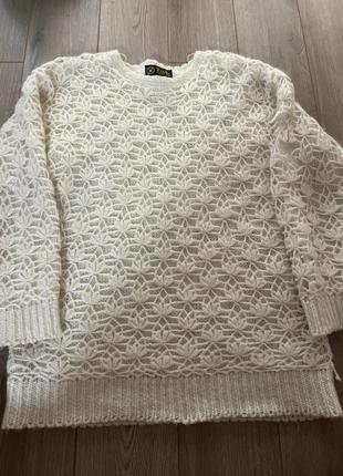 Вязаный белый свитер
