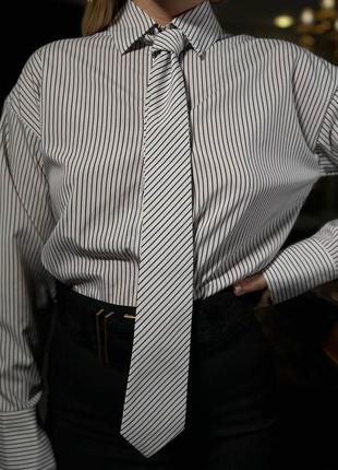 Трендовая рубашка с галстуком в полоску блуза полосатая с широкими манжетами комплект галстук+ рубашка в тон белая оверсайз7 фото