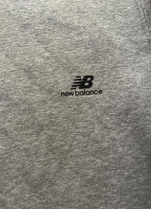 Сірий світшот і new balance 2