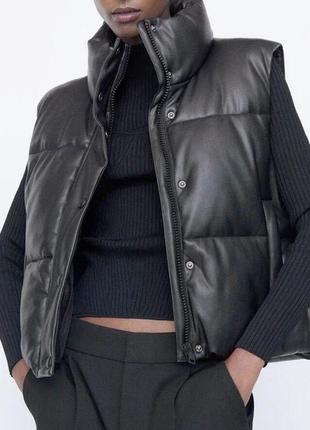 Женская жилетка из экокожи, наполнитель синтепон, черная1 фото