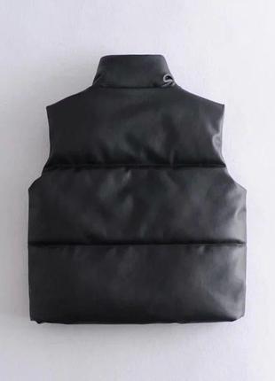 Женская жилетка из экокожи, наполнитель синтепон, черная7 фото