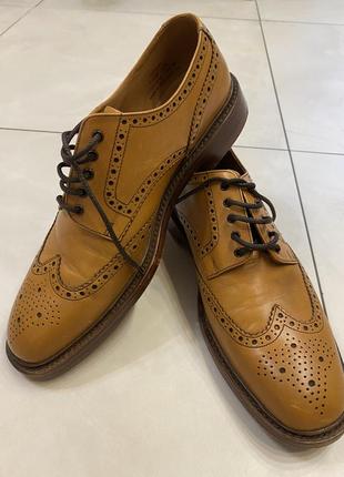 Світло-коричневі туфлі броги loake chester