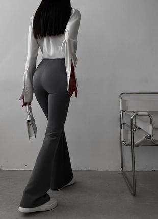 Жіночі трендові класичні брюки кльош графіт темно-сірі літо тренд 20231 фото