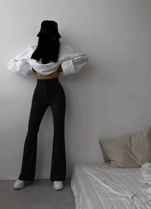 Жіночі трендові класичні брюки кльош графіт темно-сірі літо тренд 20236 фото