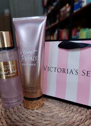 Набор парфюмированный лосьон и спрей для тела с шиммером  victoria secret velvet petals shimmer1 фото