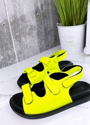 Натуральные кожаные яркие желтые босоножки на липучках на черной подошве4 фото