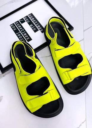 Натуральные кожаные яркие желтые босоножки на липучках на черной подошве3 фото