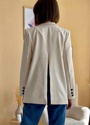 Жіночий трендовий жіночий світло-бежевий піджак в новому дизайні тренд 20235 фото