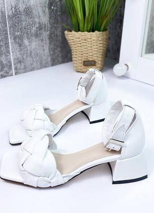 Натуральные белые босоножки из итальянской кожи на невысоких каблуках8 фото
