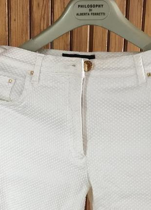 Итальянские джинсы roccobarocco белоснежного цвета на длинноногую девушку.4 фото