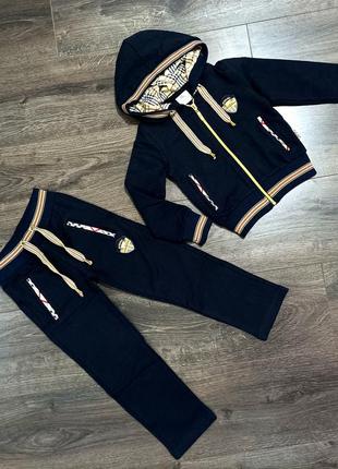 Спортивний костюм для дівчинки.