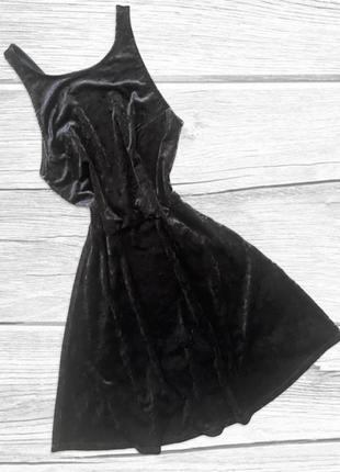 Велюровое черное платье с открытой спинкой короткое расклешенное