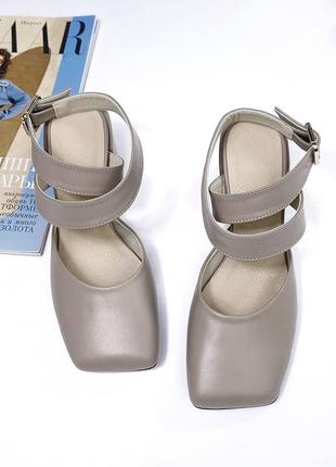 Натуральные бежевые туфли из итальянской кожи с квадратным носом на невысоких каблуках1 фото