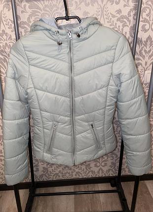 Голубая куртка с капюшоном